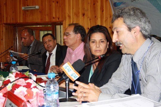 إدريس الوالي وبجانبه مسيرة الندوة والمعطي منجب