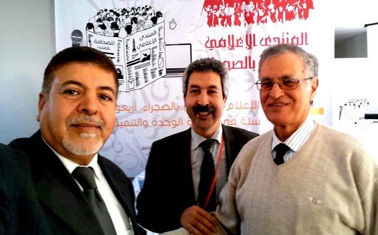 إدريس الوالي وسط الصحافيين إفزارن والعراقي عاقل