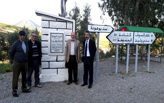 إدريس الوالي وعبد الحي بنيس والبشير الزناكي وجمال محافظ أمام تذكار طريق الوحدة