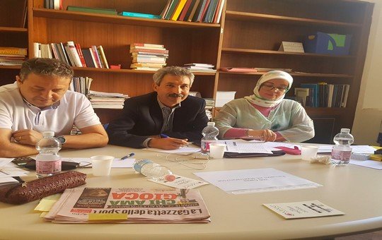 إدريس الوالي يتوسط الأستاذ عبد العالي تريكيت والأستاذة بوشرى المرابطي في الورشة