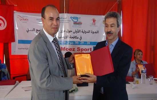 إدريس الوالي يكرم الدكتور عبد الواحد أتير