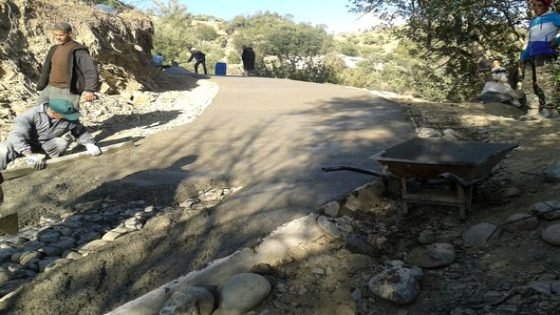 مواطنون ينوبون عن المسؤولين والمنتخبين في إصلاح مقاطع طريق بجماعة كلاز