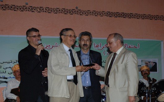 إفزارن يسلم هدية للإعلامي الزروالي بإسم صدى تاونات
