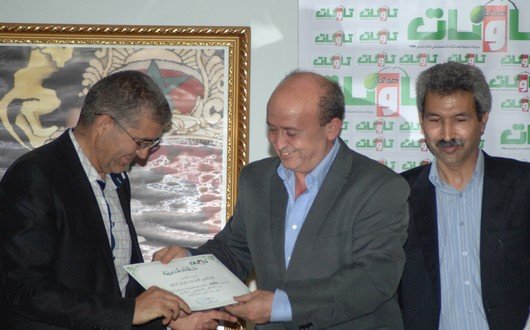 البروفيسور فتحي يسلم شهادة تقديرية للرامي