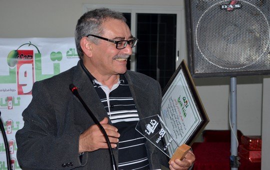 البشير الزناكي لحظة تسلمه هدايا رمزية من طرف صدى تاونات