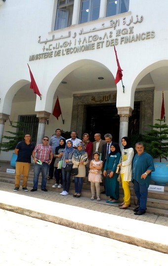 التلميذات ووفد جمعية تاونات للتضامن والتنمية أمام مقر وزارة المالية