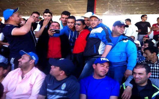 الجمهور التاوناتي في صور تذكارية مع اللاعب مراد فلاح