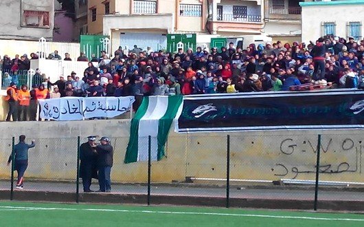 الجمهور وهو يرفع شعار(المحاسبة ثم المغادرة)