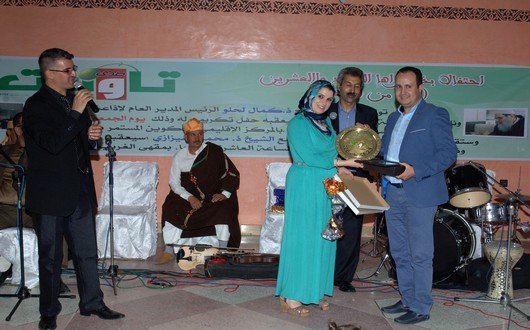الزميل محمد البشيري رفقة حرمه يتسلمان هدية صدى تاونات