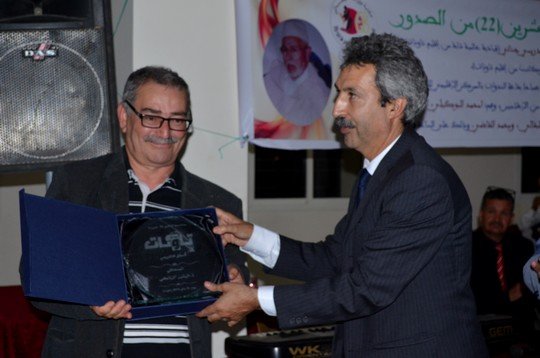 الزناكي يتسلم هدية من إدريس الوالي