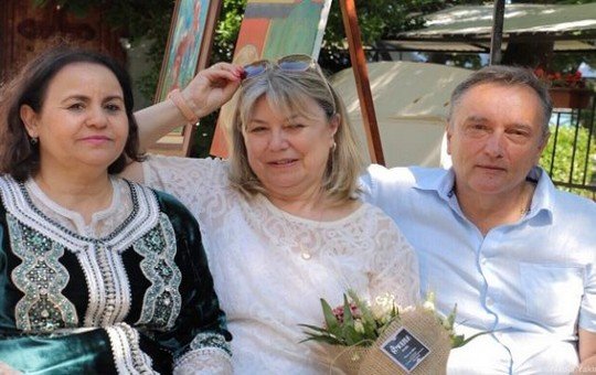 السفيرة المغربية زكية الميداوي عى يسار الصورة
