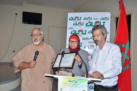 الصحافية حارش تتسلم هدية بإسم صدى تاونات من طرف الأستاذ عبد الرحيم فكاهي