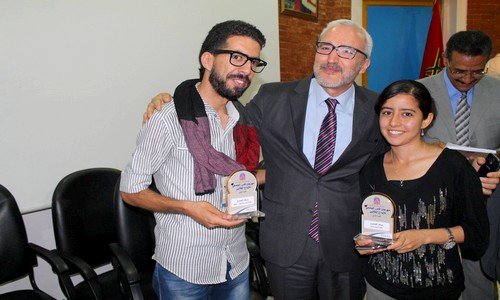 الطالب حيمود والطالبة مع رئيس جامعة فاس لحظة التتويج