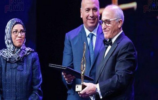 العالم رشيد اليزمي خلال تكريمه بالكويت