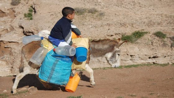 سكان دوار بتراب جماعة عين عائشة يحتجون صوب عمالة اقليم تاونات والسبب العطش
