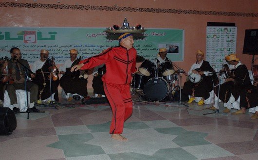 الفنان أحمد بن يعيش يستعرض لوحات بصينيته