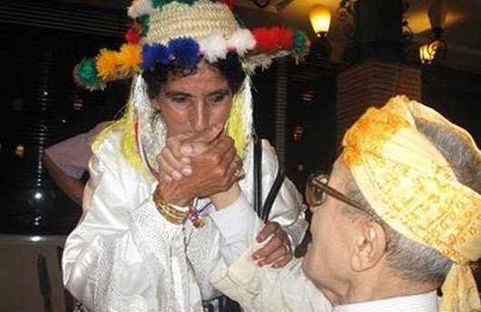 الفنانة شامة الزاز تقبل يد الفنان الكبير الفقيد محمد العروسي