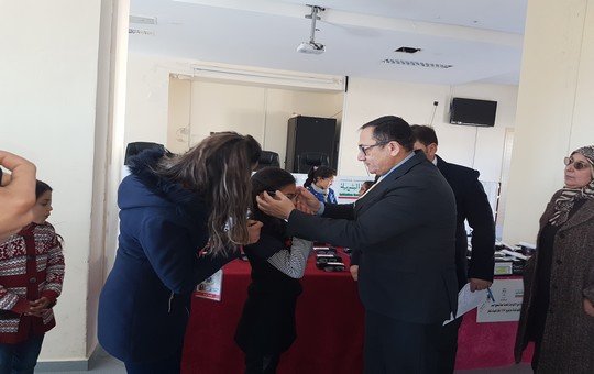 الكاتب العام للعمالة يقوم بتوزيع النظارات الطبية لفائدة التلاميذ ضعاف البصر بإقليم تاونات