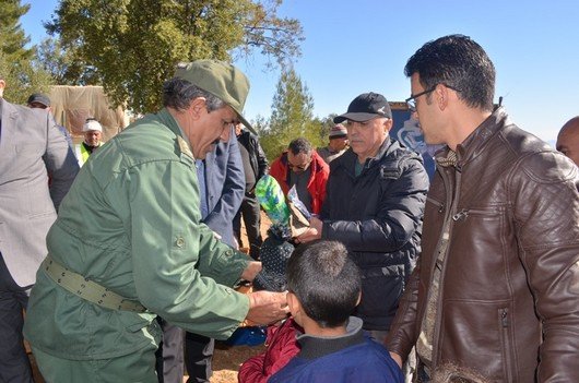 الكولونيل محمد تاوتاو المدير الاقليمي للمياه والغابات يسلم مساعدة لتلميذ مستفيد