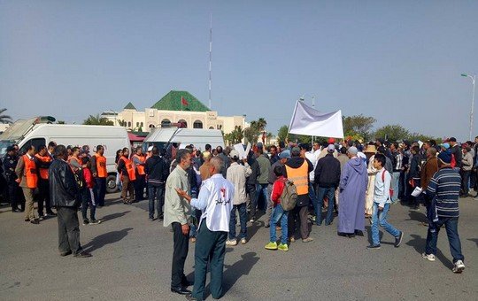 المتضررون على إحداث مطرح النفايات أمام مقر عمالة تاونات