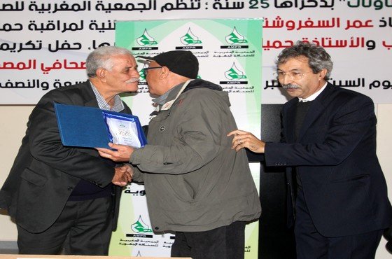 المصور الصحافي عابد الشعر يتسلم هدية من طرف الإعلامي إدريس الوالي