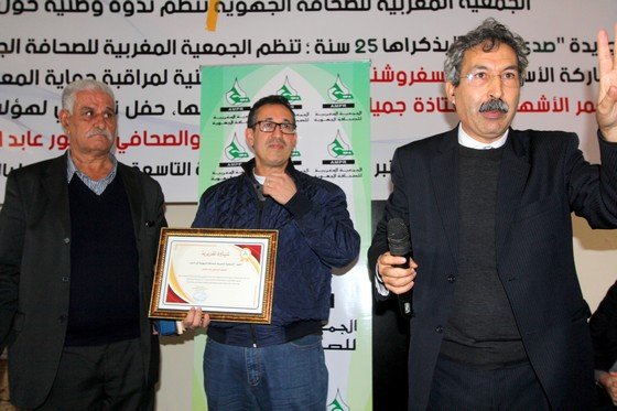 المصور الصحافي عابد الشعر يتسلم هدية من طرف الصحافي محمد الأزمي الإدريسي