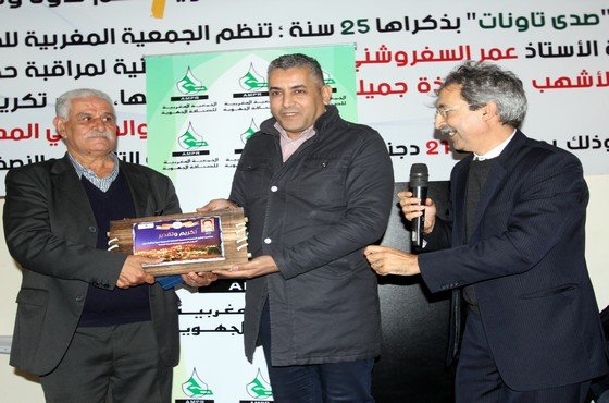 المصور الصحافي عابد الشعر يتسلم هدية من طرف الصحافي يونس لكحل
