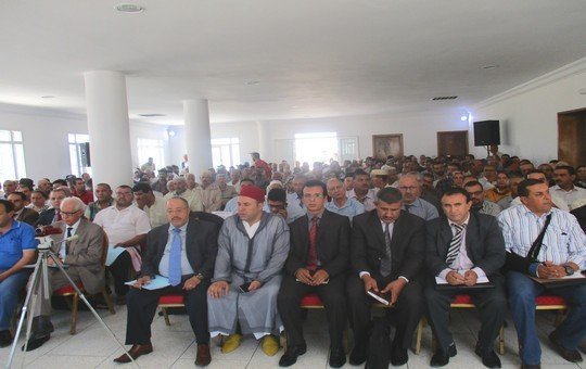 المنتخبون ورؤساء المصالح والفعاليات الحاضرة في اللقاء