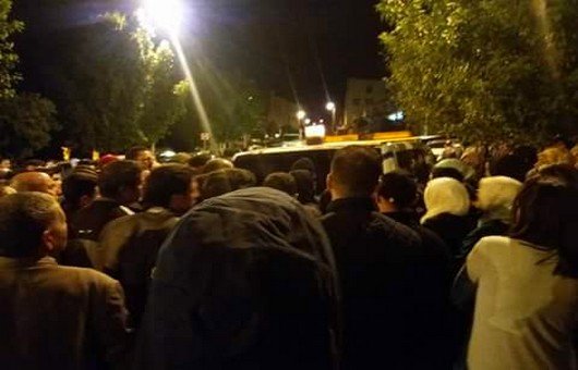 الموكب الجنائزي في اتجاه مقبرة الدمنة التي وري جثمان الفقيد