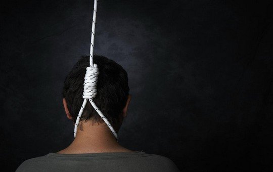 انتحار شخص عن طريق الشنق -أرشيف