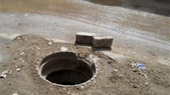 تعرض طفل عمره 8سنوات لكسر بسبب سقوطه في بالوعة الصرف الصحي بقرية أبا محمد