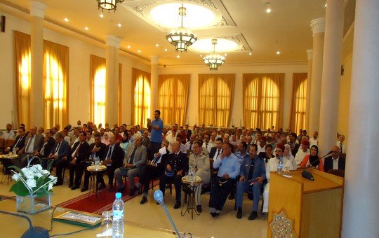 بعض أفراد الجالية والمسؤولين الحاضرين في اللقاء