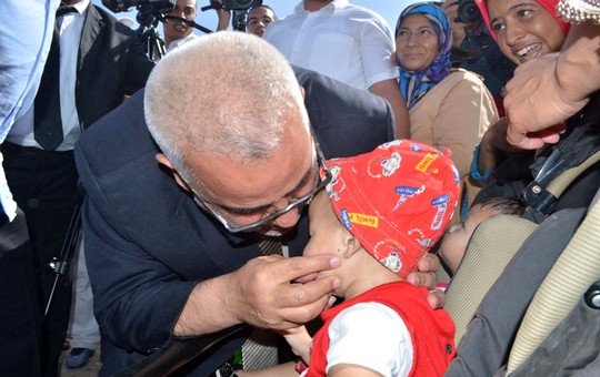 بنكيران يقبل طفلة من تاونات