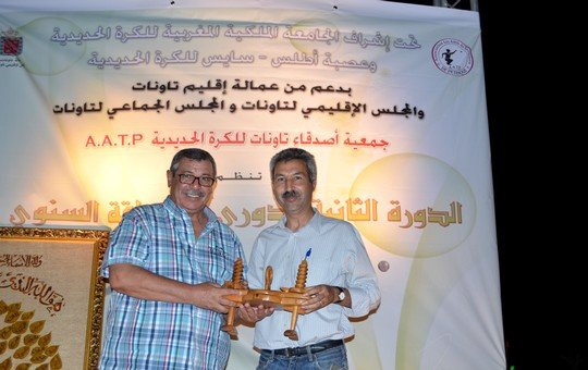 تسليم هدية للصحافي إدريس الوالي من طرف الكاتب العام لعصبة الكرة الحديدية