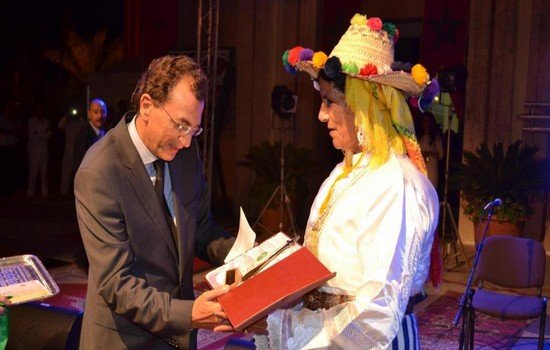 تكريم الفنانة شامة بتاونات من طرف الوزير السابق الصبيحي