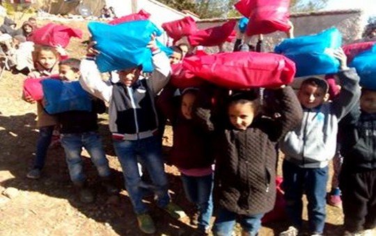 تلاميذ دوار النقلة يستفيدون في حملة طبي من الاغطية والملابس