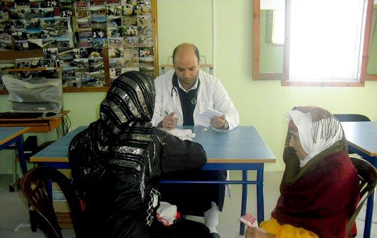 توزيع أدوية على مرضى فقراء بحي إحجردريان