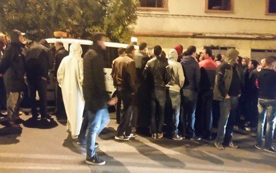 جانب من الحشد الجماهيري الكبير الذي كان في انتظار جثة الفقيد
