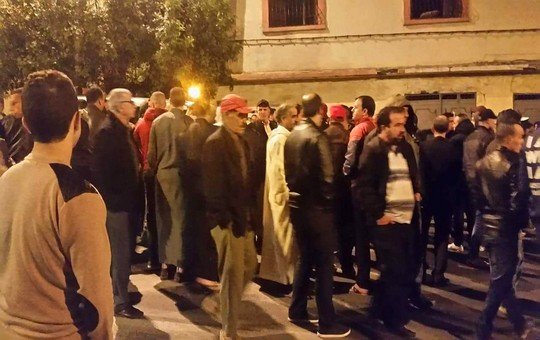 جانب من الحشد الجماهيري الكبير الذي كان في انتظار جثة الفقيد