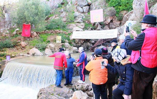 جلوس تحت شلال ماء لتحطيم رقم قياسي دولي