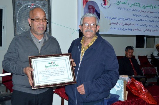 جمال محافظ يتسلم شهادة تقديرية بإسم صدى تاونات من يد الإعلامي والقاص الأستاذ محمد الجاي