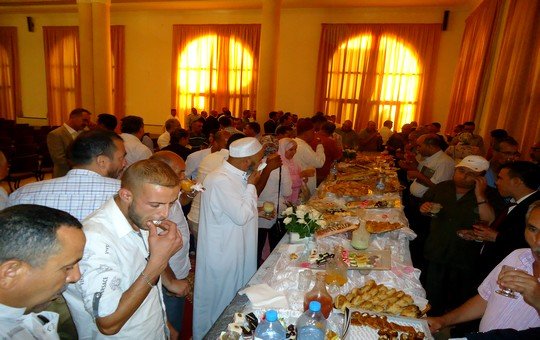 حفل على شرف الحاضرين