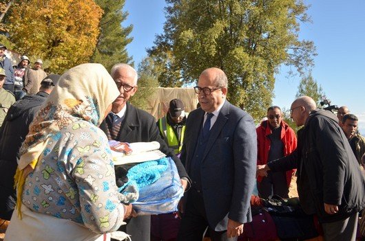 ذ. احمد اليونسي رئيس جمعية الاعمال الاجتماعية للعمالة يسلم اغطية ولباس لمستفيدة