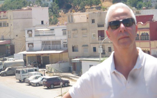 رشيد البوزيدي احد ورثة علي بنحمان المقيمين بفرنسا المتضررين من تماطل بلدية تاونات في تنفيذ الحكم القضائي