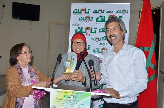 زهور حارش تتسلم هدية بإسم صدى تاونات من طرف الإعلامية حادة كشون