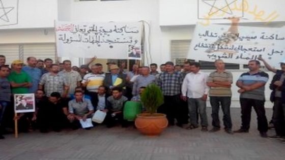 ساكنة سيدي المخفي تحتج بتاونات وتطالب بإيجاد حل لمشكل إنقطاع الماء الصالح للشرب