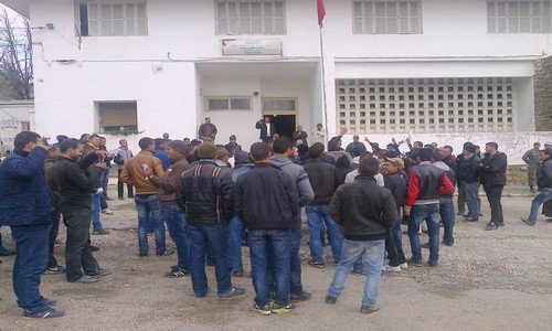 شباب كتامة يحتج على الوضع