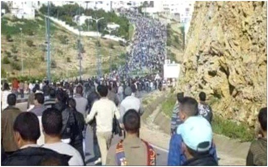 صورة بثها ناشطون لتظاهرات بالحسيمة ضد مقتل بائع السمك
