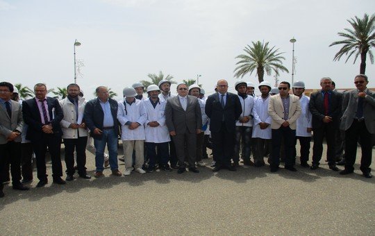 صورة جماعية للمستفيدين من الجراجات النارية يتوسطهم عامل تاونات