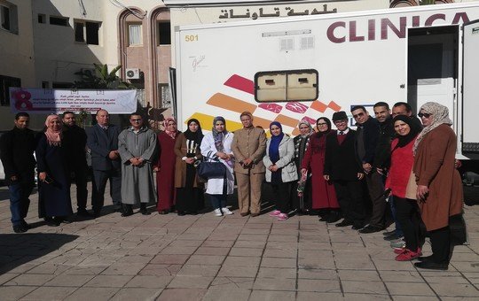 صورة جماعية من الحملة الطبية المنظمة من طرف جمعية الأعمال الاجتماعية لجماعة تاونات
